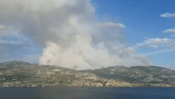 “眼睁睁看着自家房子烧成灰烬”BC省野火离你家还有多远？