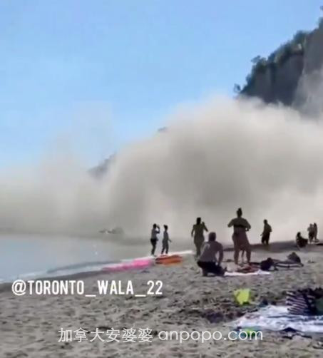 加拿大士嘉堡悬崖公园出现坍塌 游客纷纷逃离