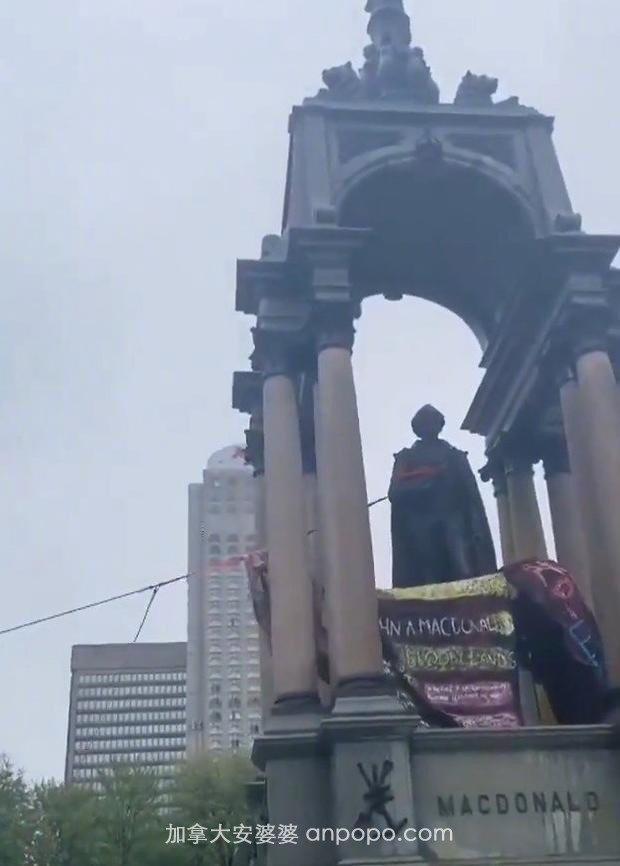 “粉随正主”？加拿大也爆发种族抗议，国父雕像被毁坏
