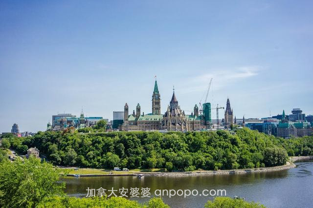 加拿大的政治中心渥太华，却有一座戏超多的国会大厦