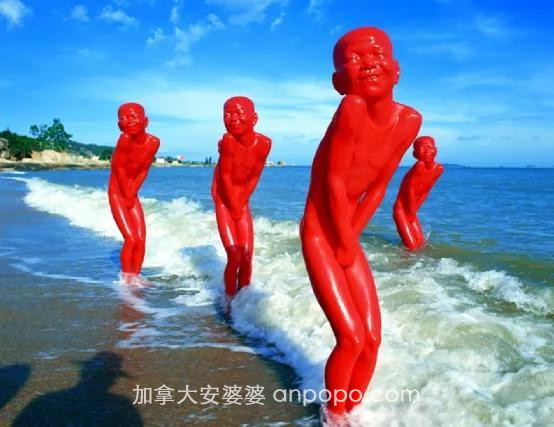 温哥华海墙伫立中国骄傲！华人艺术家的血色海滩记忆