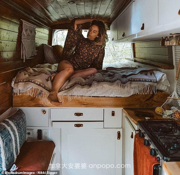 加拿大女摄影师常年居住面包车内，因疫情超过两周没能洗澡