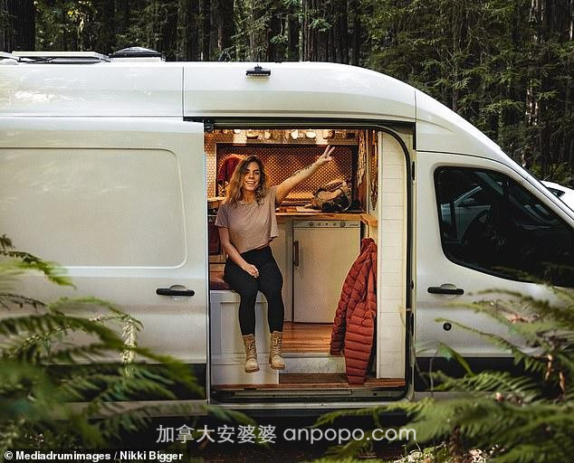 加拿大女摄影师常年居住面包车内，因疫情超过两周没能洗澡