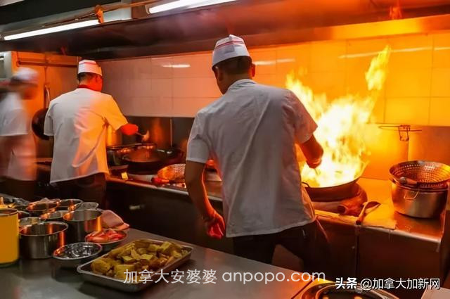 华人小伙一夜变成万富翁 妈妈在中餐馆洗碗 带200元移民