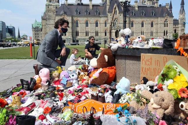 加拿大挖出1000多具儿童遗骸，民众怒踩女王“头颅”、焚烧教堂