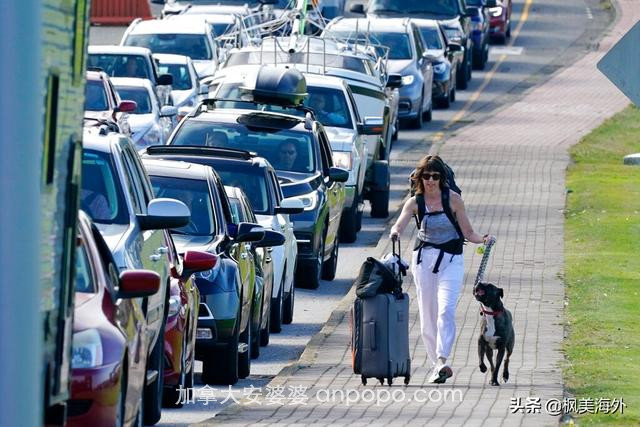 都憋坏了！?加拿大向美游客重开边境首日，汽车入境要排7小时