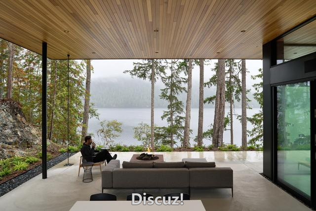 加拿大一座令人难以置信的现代湖畔住宅