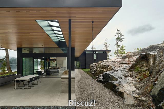 加拿大一座令人难以置信的现代湖畔住宅