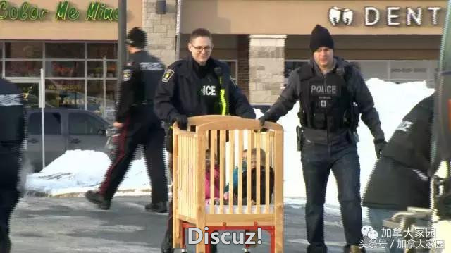 突发！男子持枪占领加拿大皇家银行（RBC），附近有大量妇女儿童