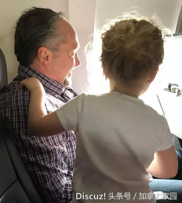 妈妈无法控制孩子在飞机上尖叫大哭，一名陌生男子走了过去……